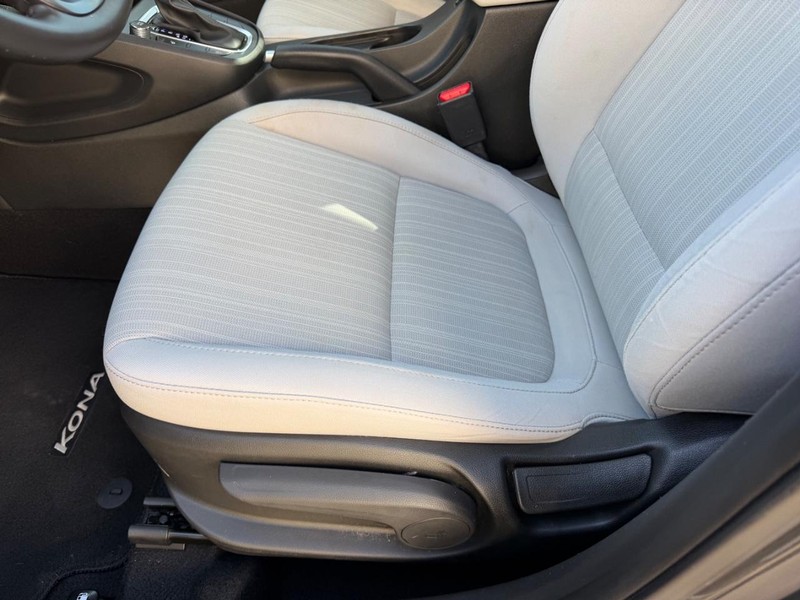 Hyundai Kona Vehicle Full-screen Gallery Image 18