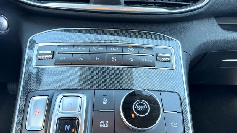 Hyundai Santa Fe Vehicle Full-screen Gallery Image 14