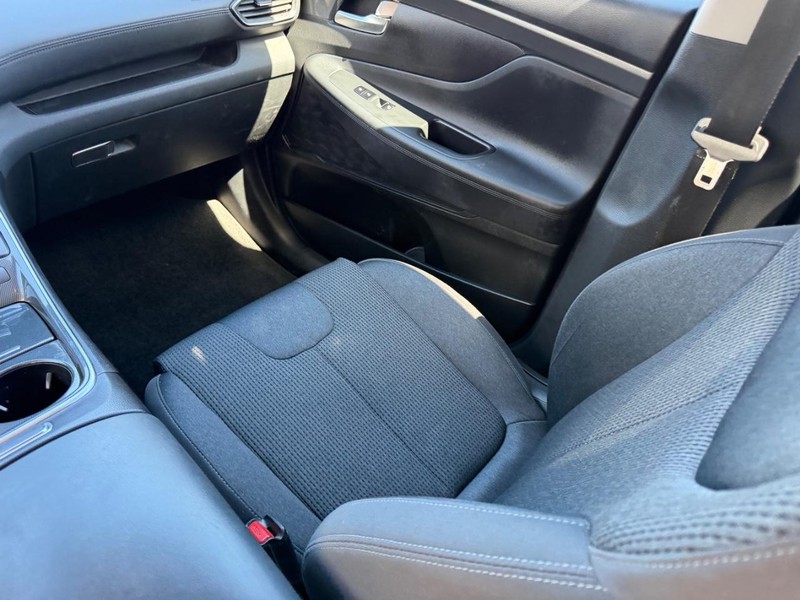 Hyundai Santa Fe Vehicle Full-screen Gallery Image 16