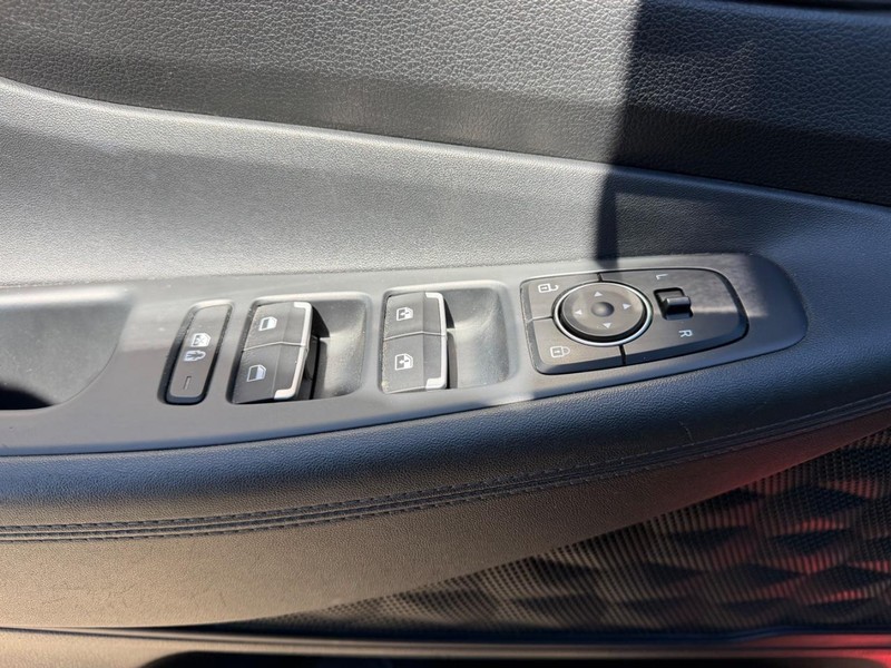 Hyundai Santa Fe Vehicle Full-screen Gallery Image 17