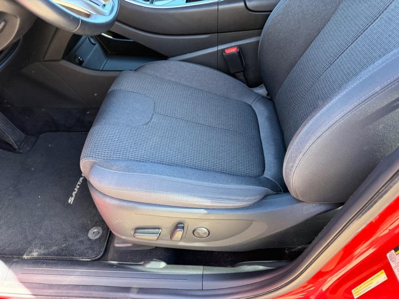 Hyundai Santa Fe Vehicle Full-screen Gallery Image 18