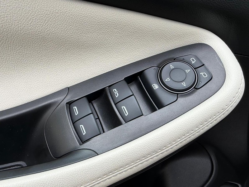 Buick Encore GX Vehicle Full-screen Gallery Image 16