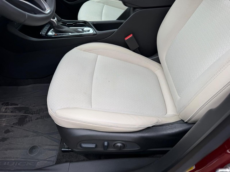 Buick Encore GX Vehicle Full-screen Gallery Image 17
