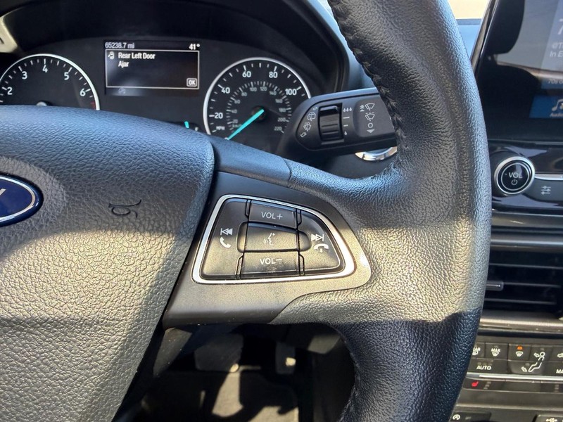 Ford EcoSport Vehicle Full-screen Gallery Image 12