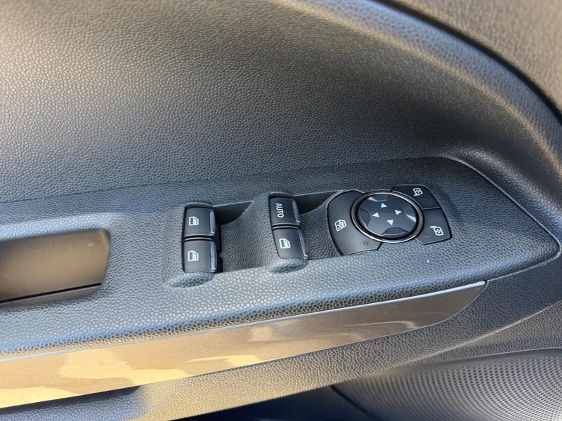 Ford EcoSport Vehicle Full-screen Gallery Image 17