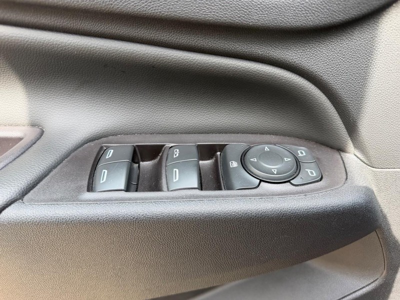 Chevrolet Equinox Vehicle Full-screen Gallery Image 17