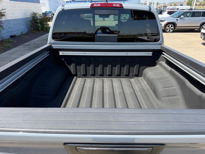 Nissan Frontier Vehicle Full-screen Gallery Image 05
