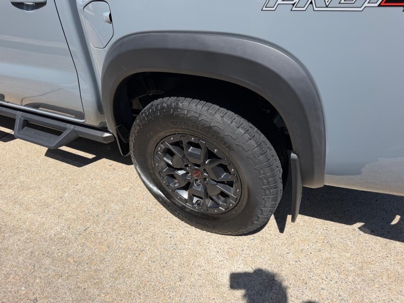 Nissan Frontier Vehicle Full-screen Gallery Image 06