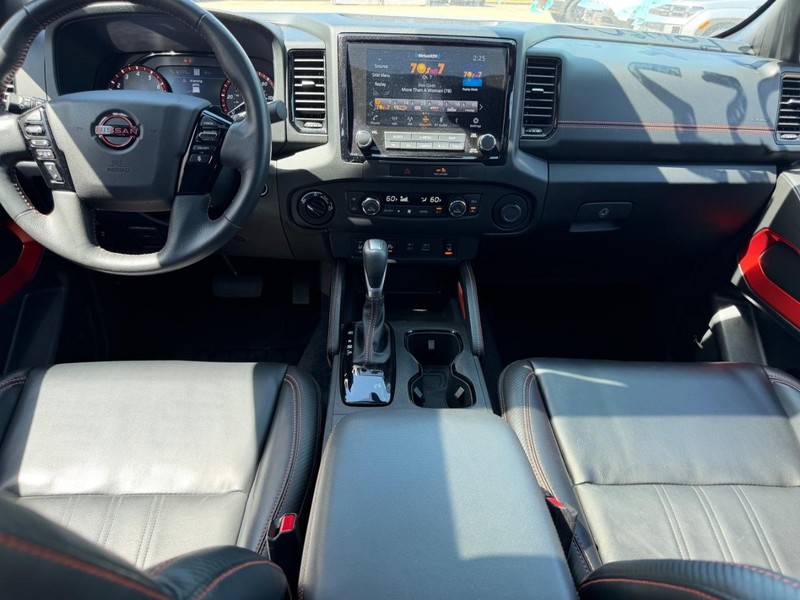 Nissan Frontier Vehicle Full-screen Gallery Image 09