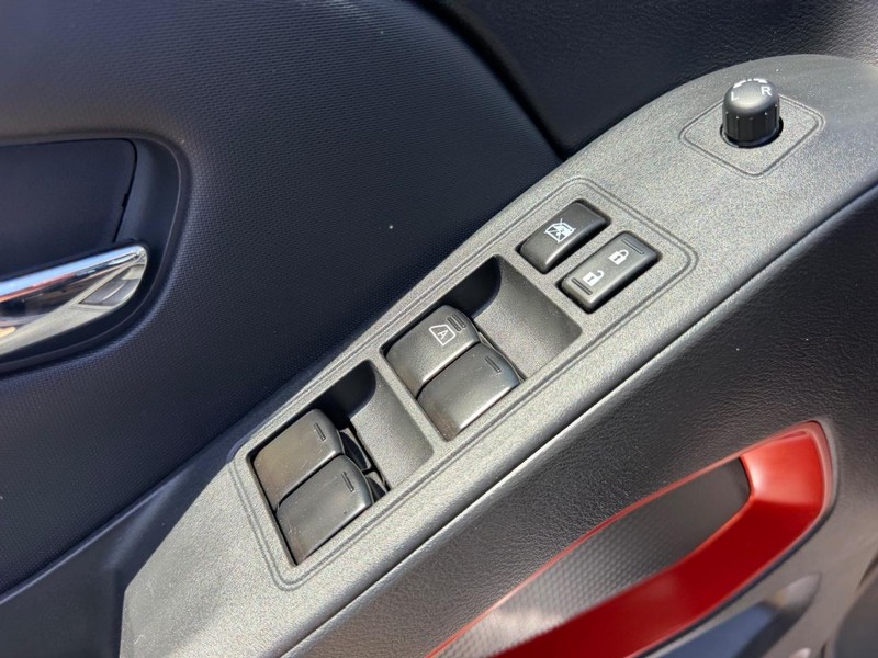 Nissan Frontier Vehicle Full-screen Gallery Image 17