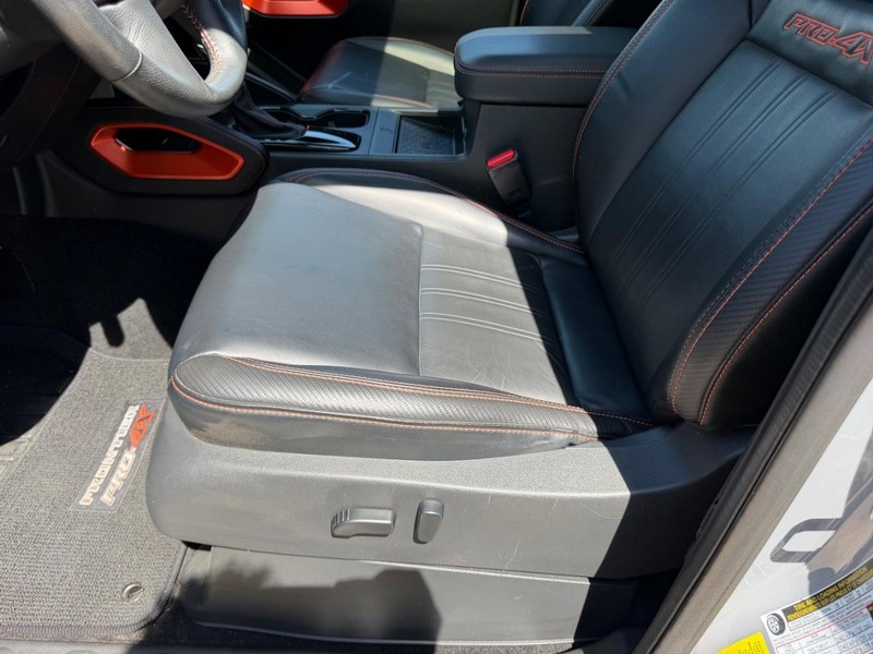 Nissan Frontier Vehicle Full-screen Gallery Image 18