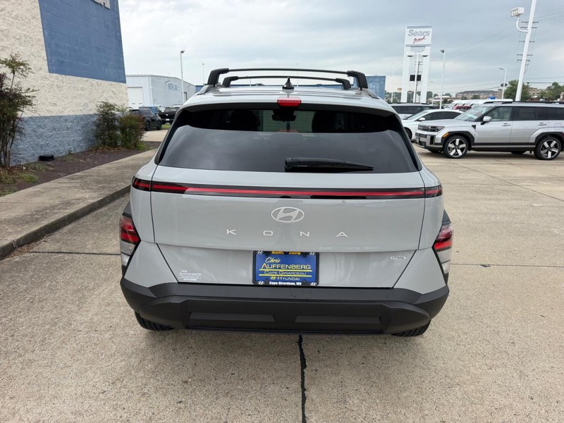 Hyundai Kona Vehicle Full-screen Gallery Image 04