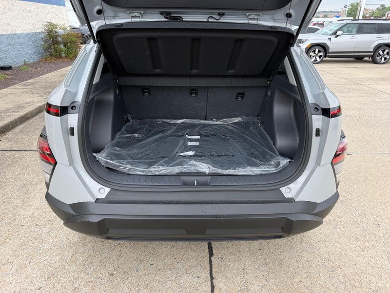 Hyundai Kona Vehicle Full-screen Gallery Image 05