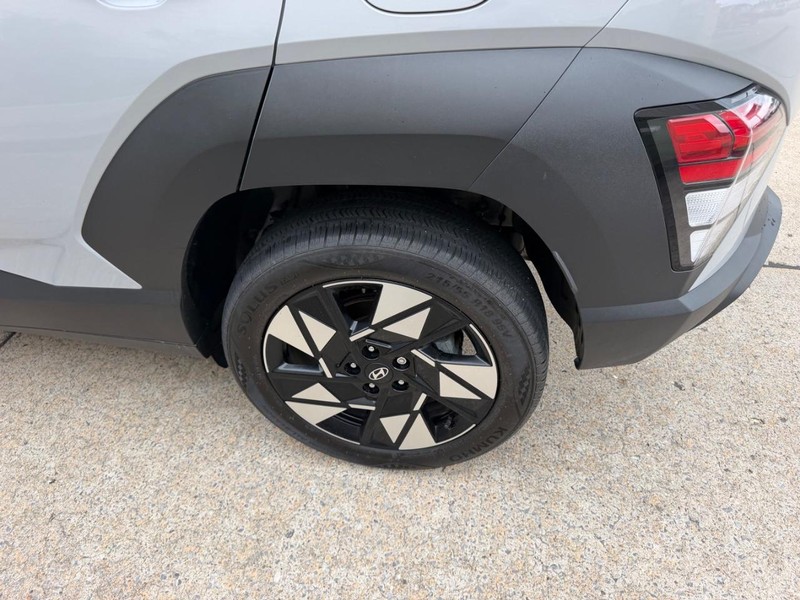 Hyundai Kona Vehicle Full-screen Gallery Image 06