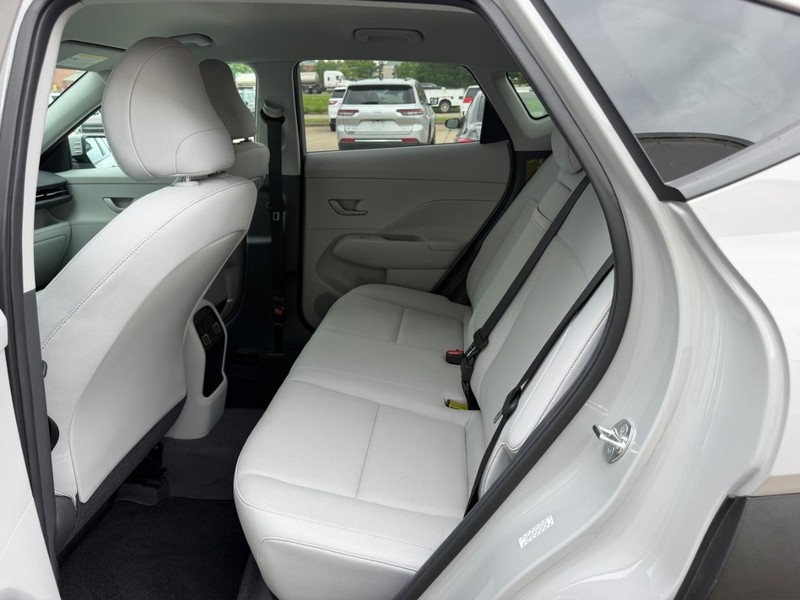 Hyundai Kona Vehicle Full-screen Gallery Image 07