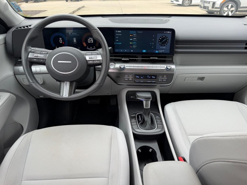 Hyundai Kona Vehicle Full-screen Gallery Image 08