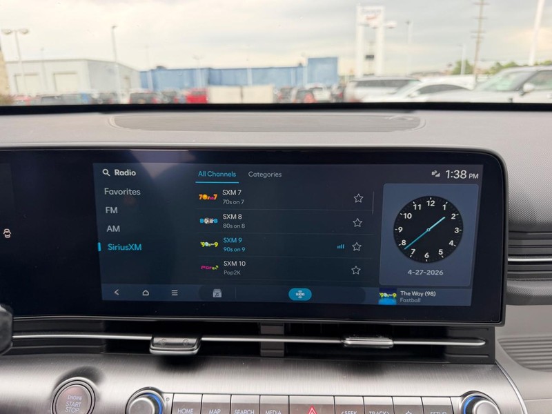 Hyundai Kona Vehicle Full-screen Gallery Image 12
