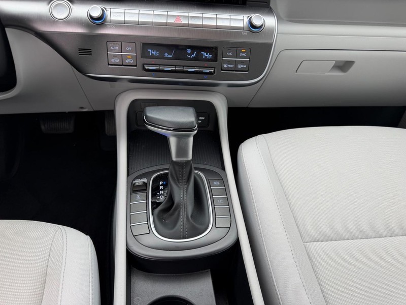 Hyundai Kona Vehicle Full-screen Gallery Image 14