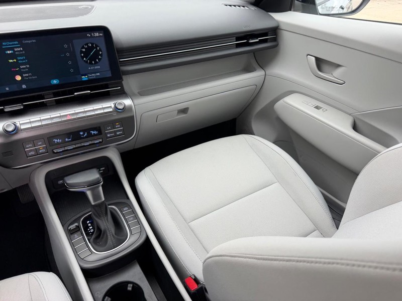 Hyundai Kona Vehicle Full-screen Gallery Image 15