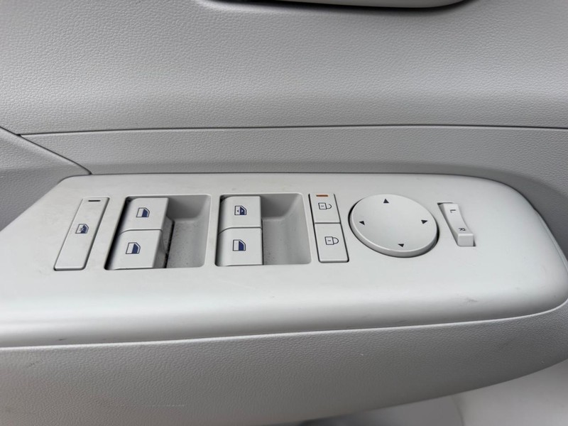 Hyundai Kona Vehicle Full-screen Gallery Image 16