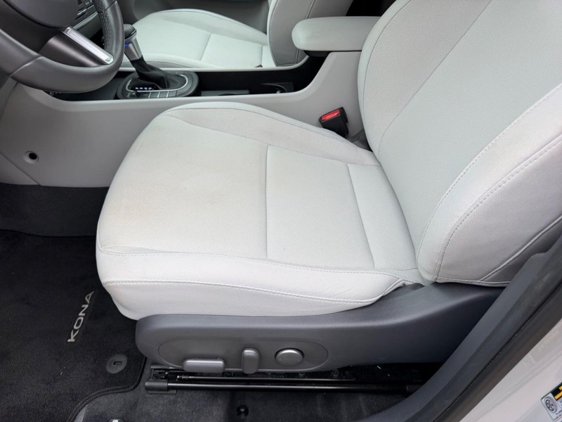 Hyundai Kona Vehicle Full-screen Gallery Image 17