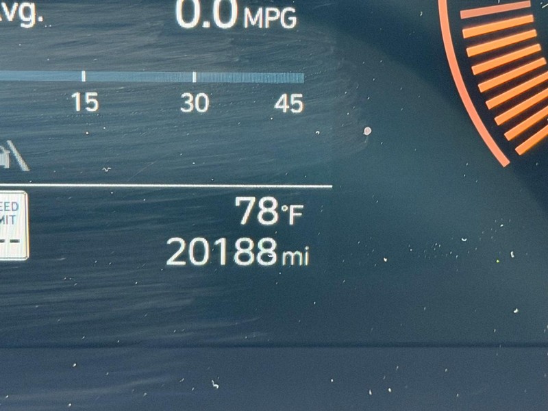 Hyundai Kona Vehicle Full-screen Gallery Image 18