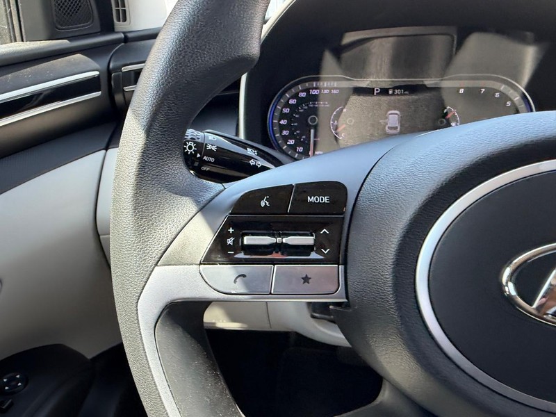 Hyundai Tucson Vehicle Full-screen Gallery Image 11
