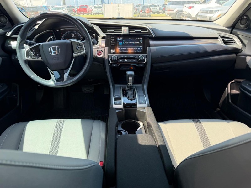 Honda Civic Sedan Vehicle Full-screen Gallery Image 09
