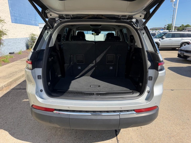 Jeep Grand Cherokee L Vehicle Full-screen Gallery Image 05