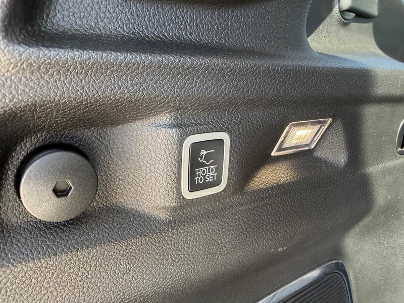 Jeep Grand Cherokee L Vehicle Full-screen Gallery Image 06