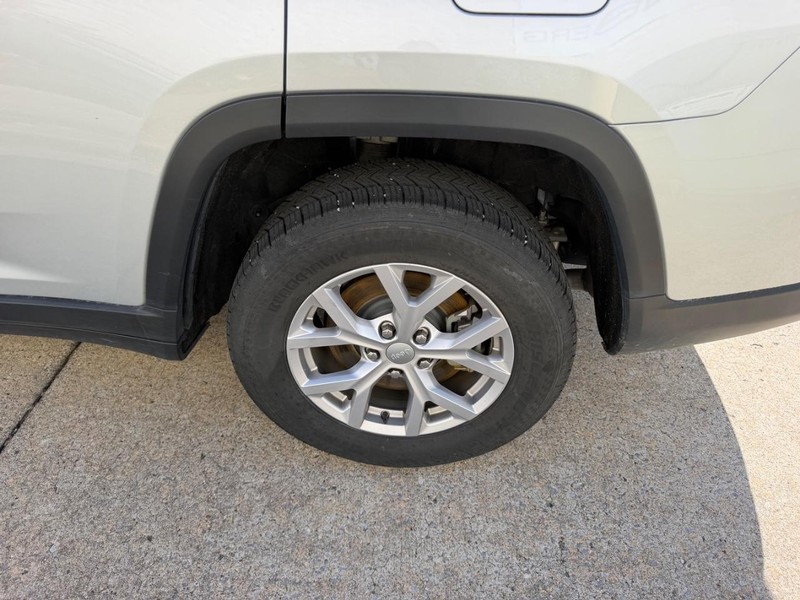 Jeep Grand Cherokee L Vehicle Full-screen Gallery Image 07