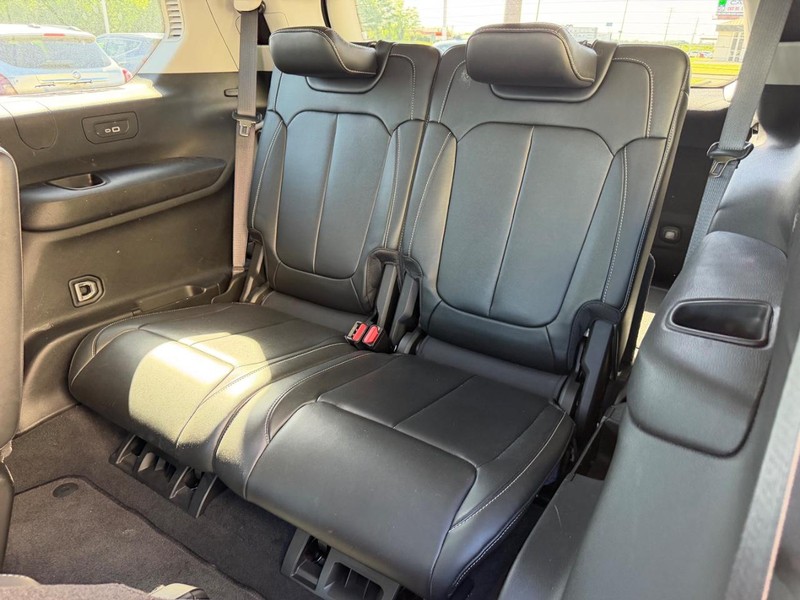 Jeep Grand Cherokee L Vehicle Full-screen Gallery Image 08
