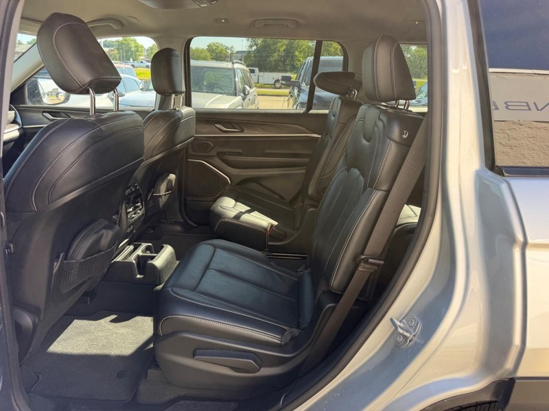 Jeep Grand Cherokee L Vehicle Full-screen Gallery Image 09