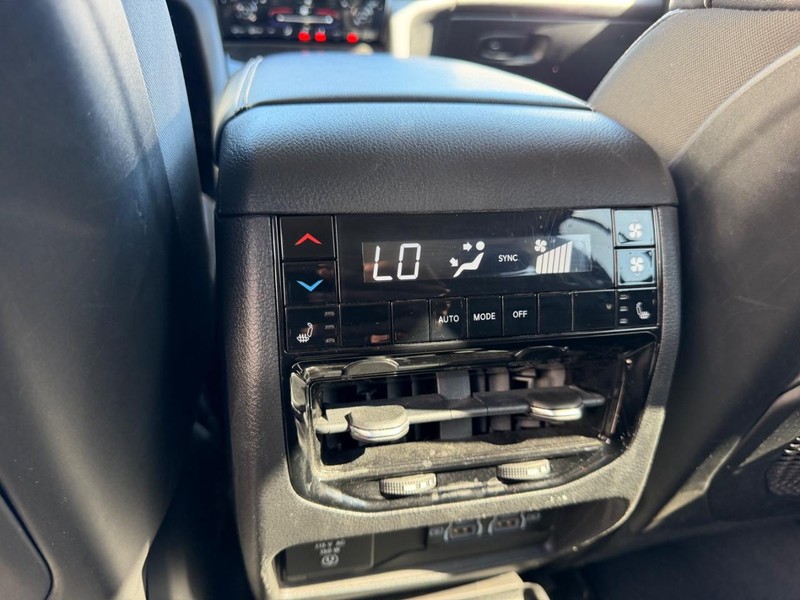 Jeep Grand Cherokee L Vehicle Full-screen Gallery Image 10