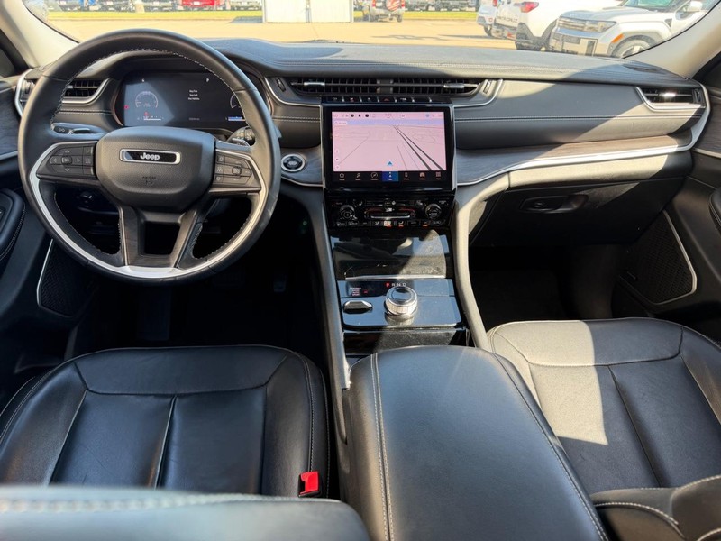 Jeep Grand Cherokee L Vehicle Full-screen Gallery Image 12