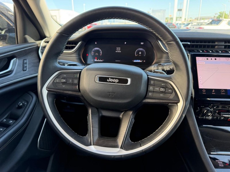Jeep Grand Cherokee L Vehicle Full-screen Gallery Image 13