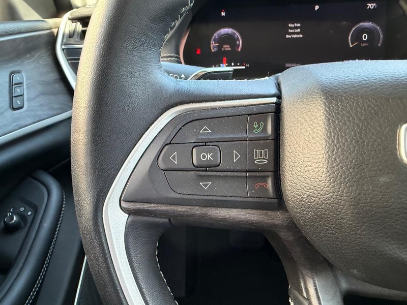 Jeep Grand Cherokee L Vehicle Full-screen Gallery Image 14