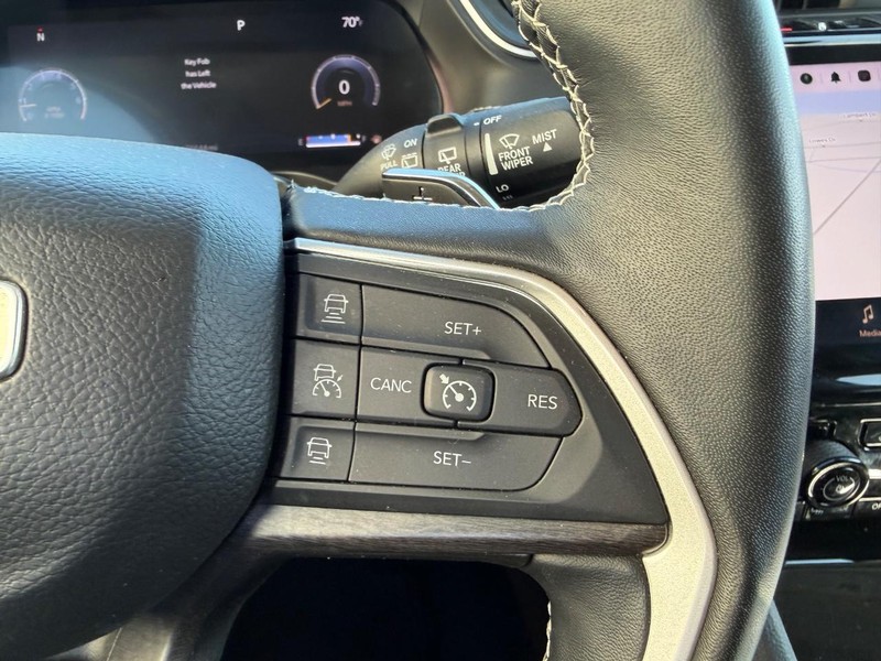 Jeep Grand Cherokee L Vehicle Full-screen Gallery Image 15