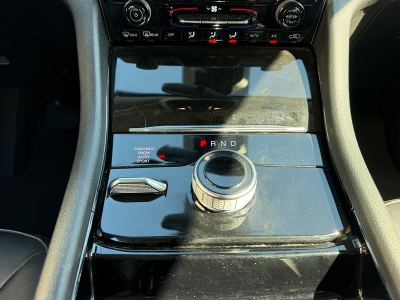 Jeep Grand Cherokee L Vehicle Full-screen Gallery Image 18