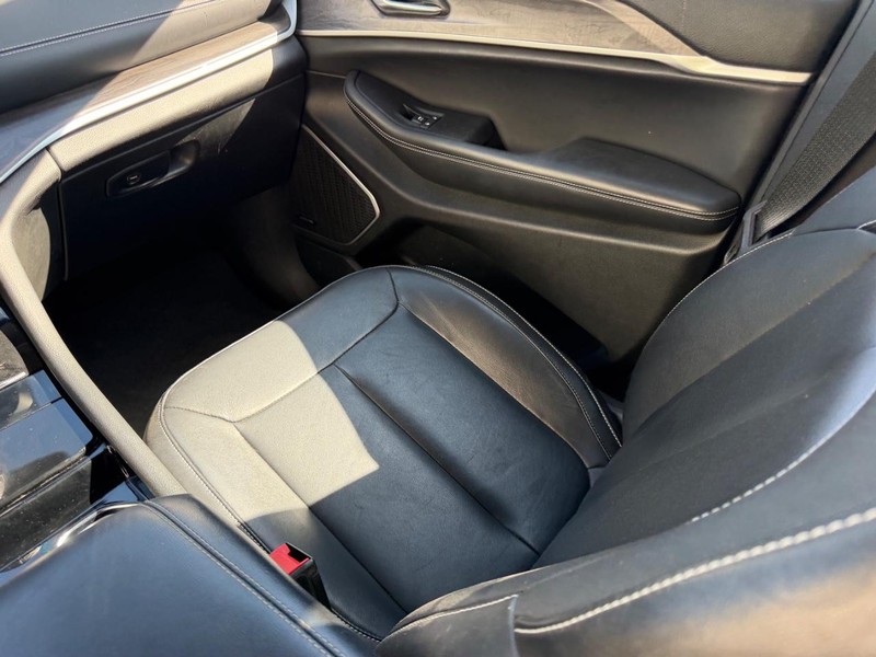 Jeep Grand Cherokee L Vehicle Full-screen Gallery Image 19