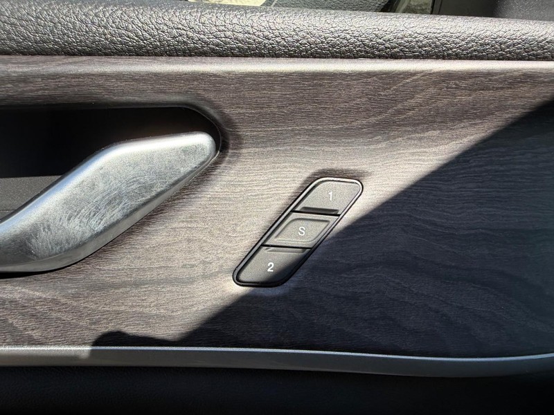 Jeep Grand Cherokee L Vehicle Full-screen Gallery Image 21