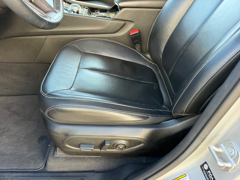 Jeep Grand Cherokee L Vehicle Full-screen Gallery Image 22