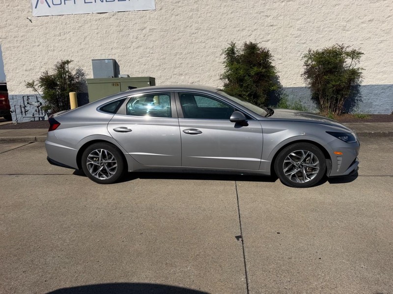 Hyundai Sonata Vehicle Full-screen Gallery Image 02