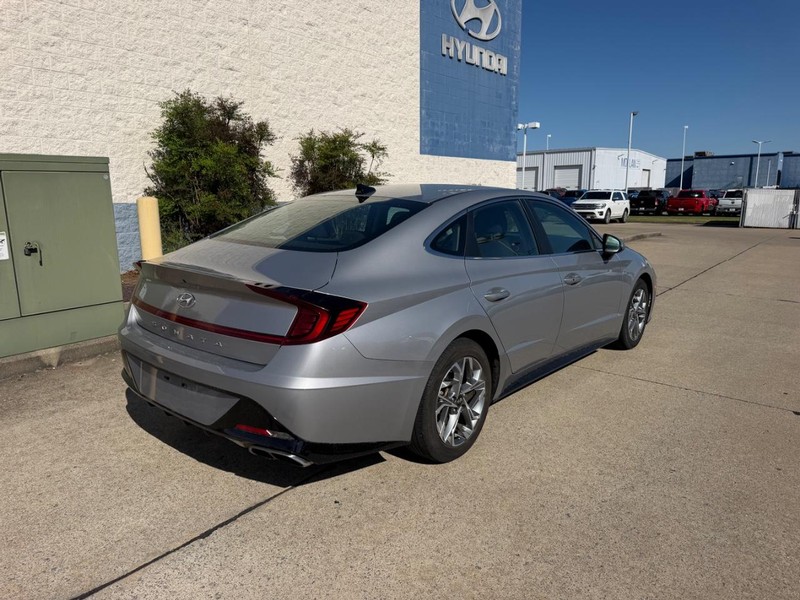 Hyundai Sonata Vehicle Full-screen Gallery Image 03