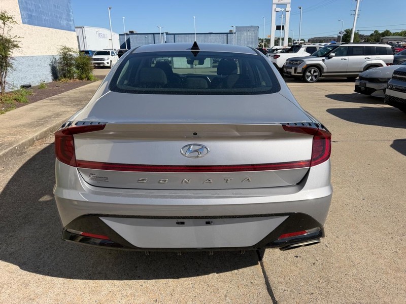 Hyundai Sonata Vehicle Full-screen Gallery Image 04