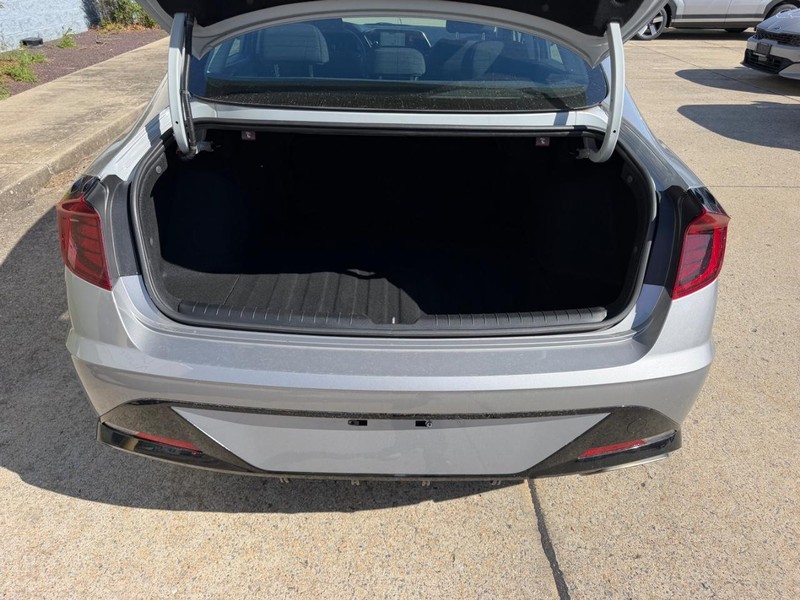 Hyundai Sonata Vehicle Full-screen Gallery Image 05