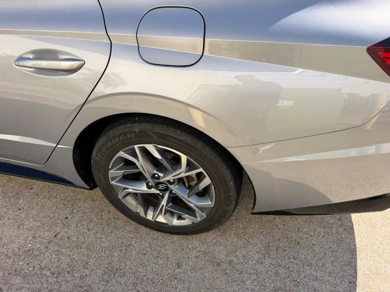 Hyundai Sonata Vehicle Full-screen Gallery Image 06