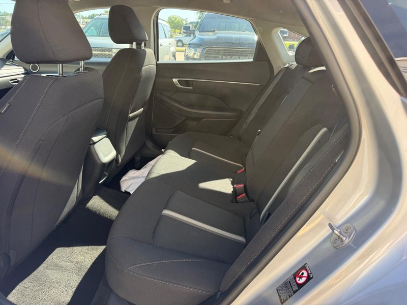 Hyundai Sonata Vehicle Full-screen Gallery Image 07