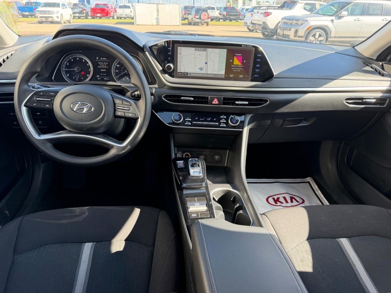 Hyundai Sonata Vehicle Full-screen Gallery Image 08