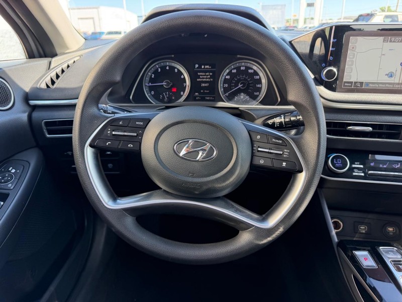 Hyundai Sonata Vehicle Full-screen Gallery Image 09